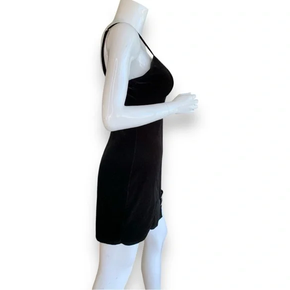 B DARLIN BLACK VELVET MINI PARTY DRESS WITH RHINESTONE BOW. Junior 9-10 - Picture 4 of 8